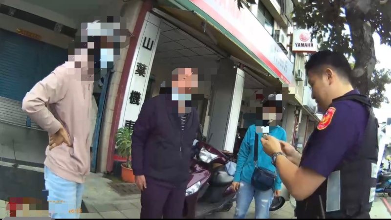 八旬老翁街頭迷途，警方即刻馳援助返家