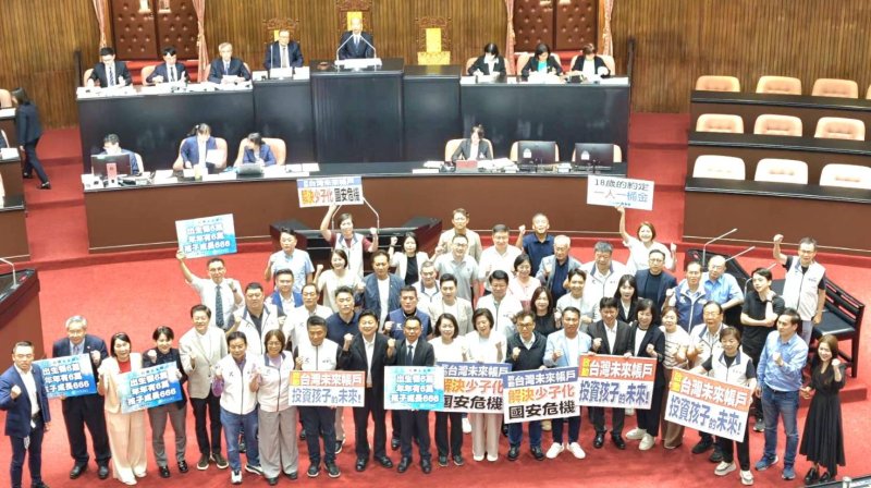 《臺灣兒少成長及未來帳戶條例》 三讀通過　  民眾黨：出生領六萬、年年有六萬　守護下一代
