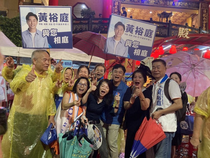前金萬興宮雨中開講民眾相挺　黃裕庭：與柯志恩攜手讓前金風華再現