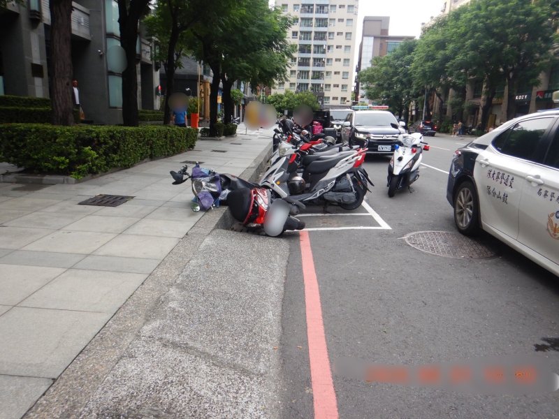 女子酒駕連環肇事 鼓山警速到場查獲移送
